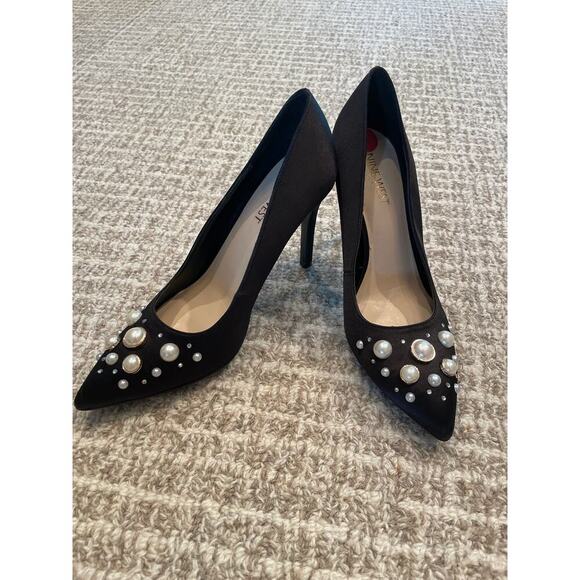 New NINE WEST Black Satin 3.5” heels with pearl/Rhinestone Studs Sz 6 - Picture 1 of 6